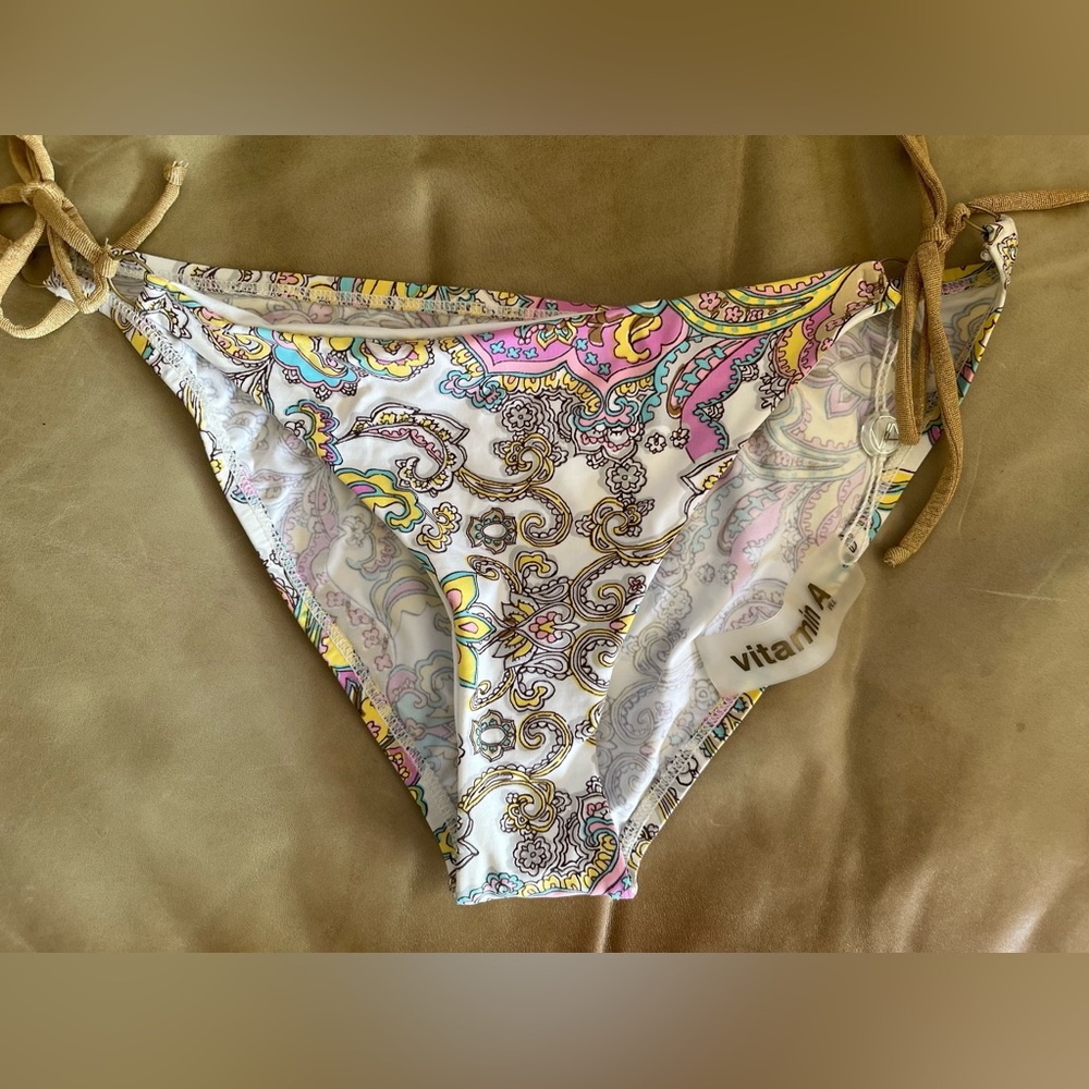 NWT Vitamin A paisley bikini bottom - size 10/L